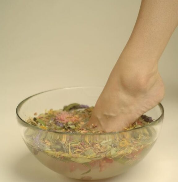 Baño de herbas para tratar fungos nas unhas