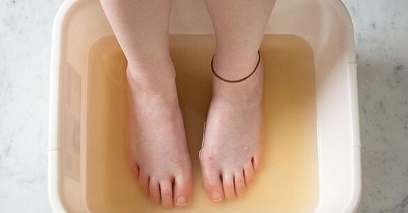 Baño de iodo para tratar fungos nas unhas