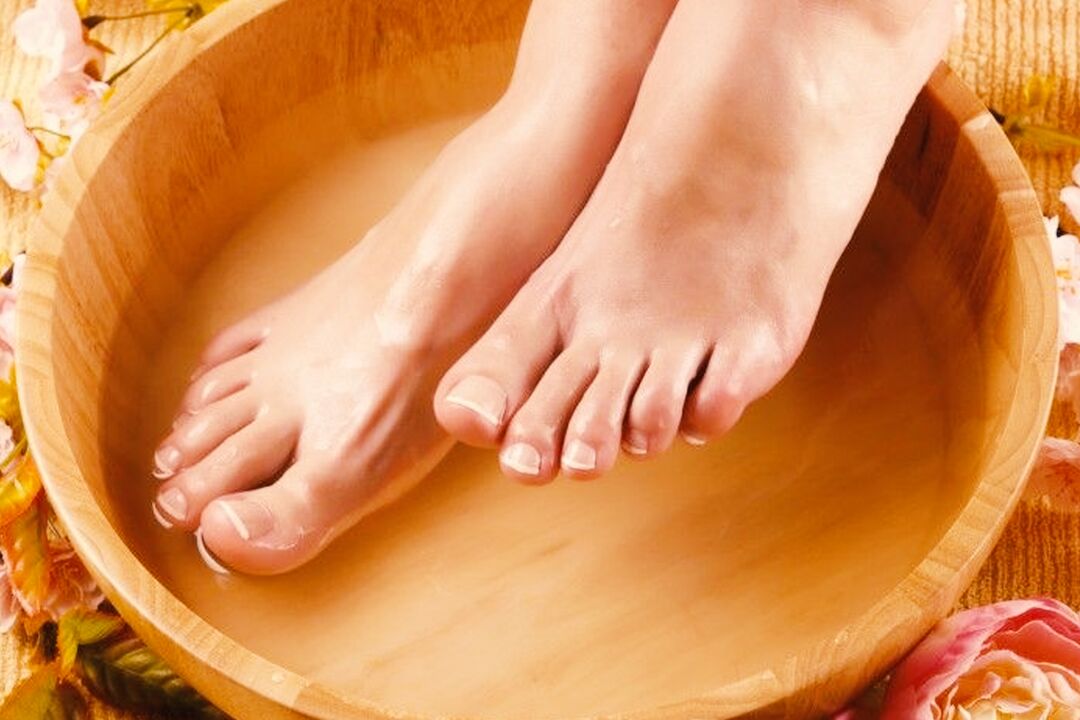 Baño para tratar fungos nas unhas dos pés