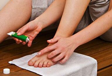 Aplicar unha pomada para tratar o fungo das unhas dos pés