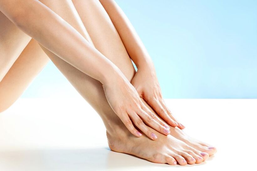 Pés sans despois do tratamento de fungos nas unhas